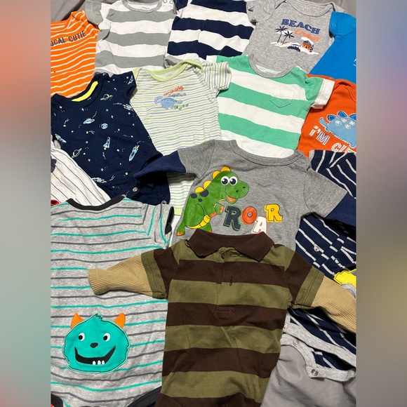 32 NB 0-3 MO bay boy lot -onesies-jumpers-sleepers-pants - Picture 4 of 6